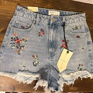 Embroidered ban•jara high rise mom fit distressed jean shorts size 7/27 NWT